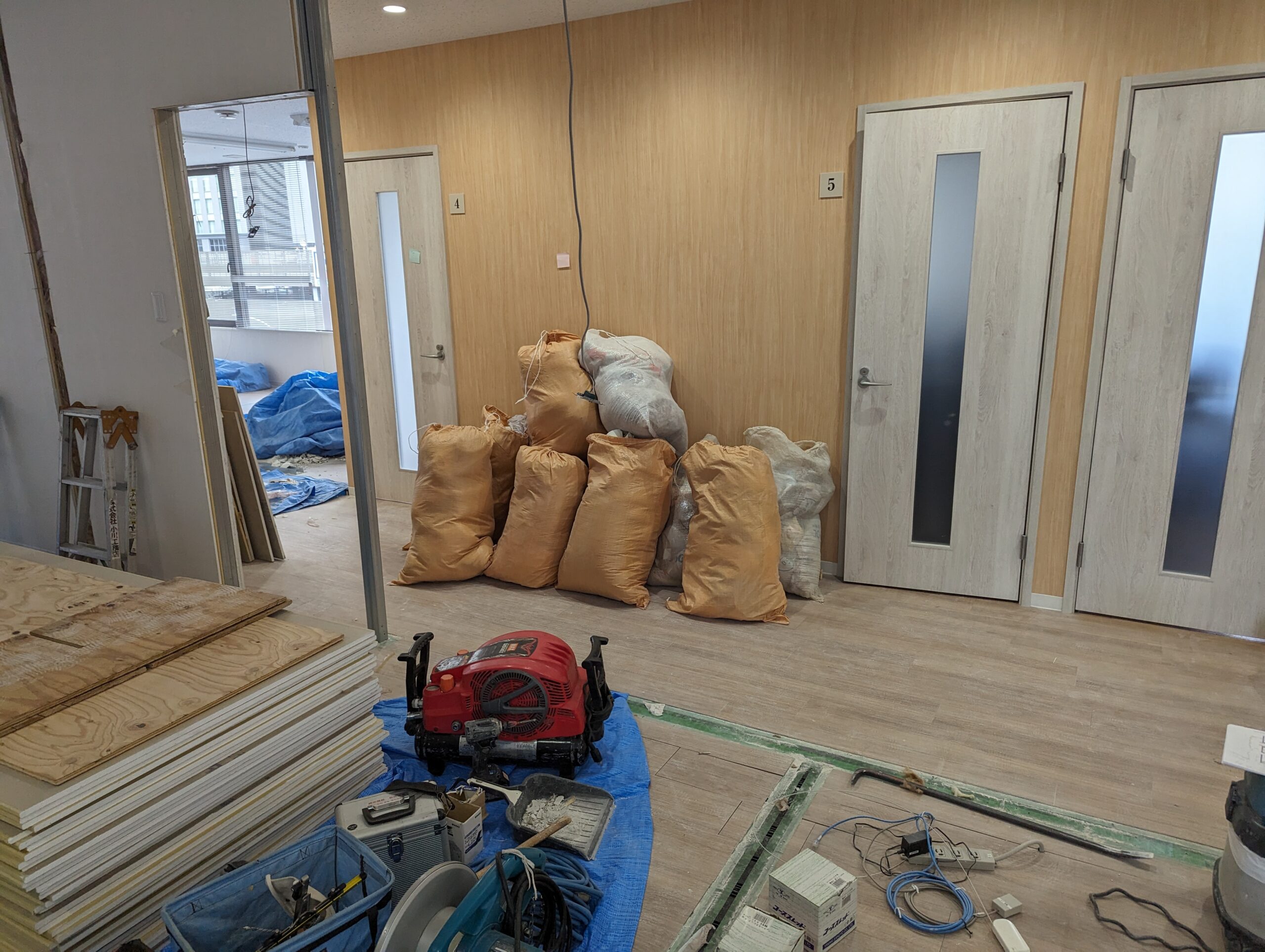 神奈川県横浜市桜木町　店舗間仕切り壁解体及び復旧工事 解体工事