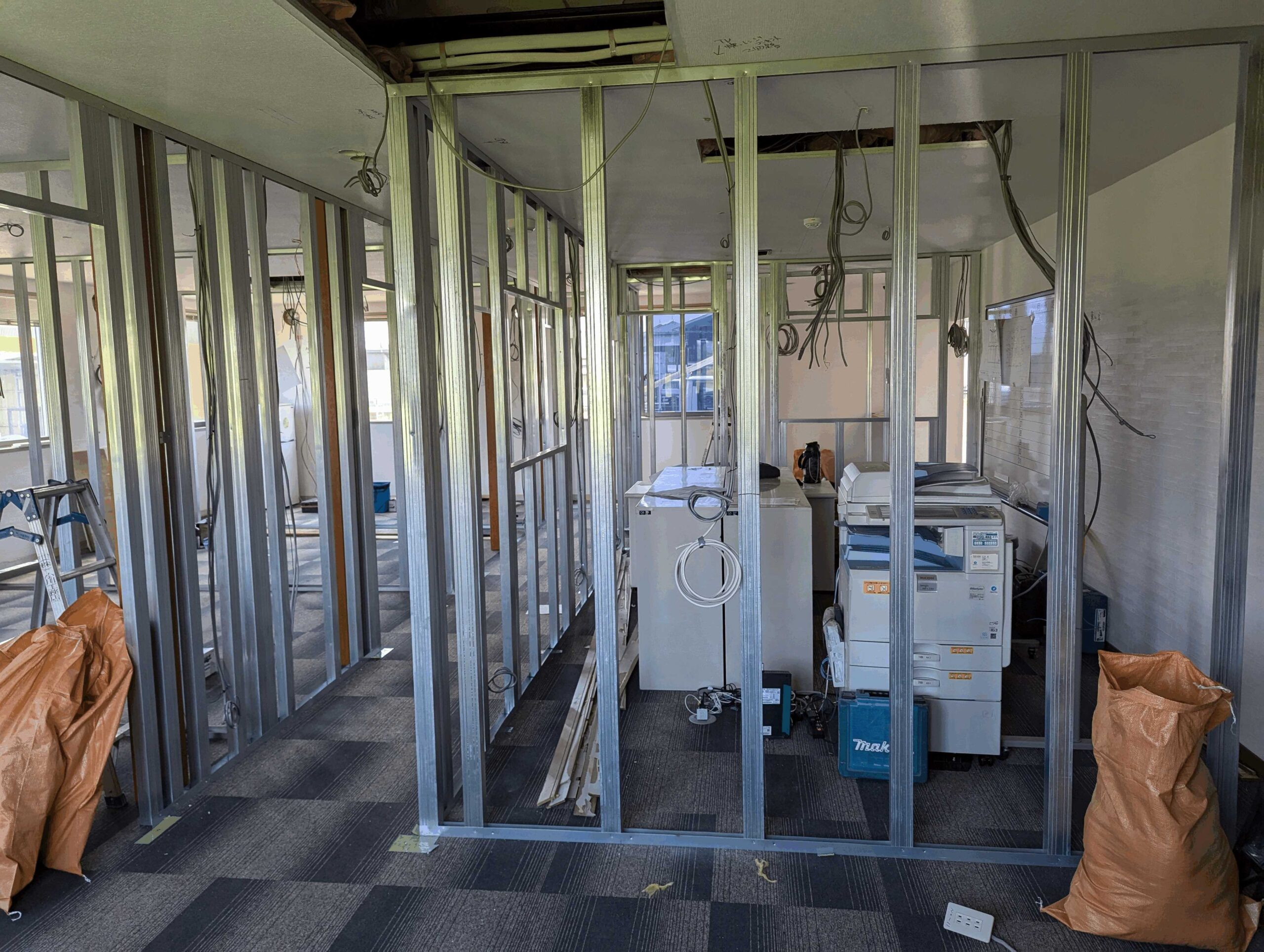 栃木県那須塩原市西那須野町　間仕切り工事　軽天下地工事